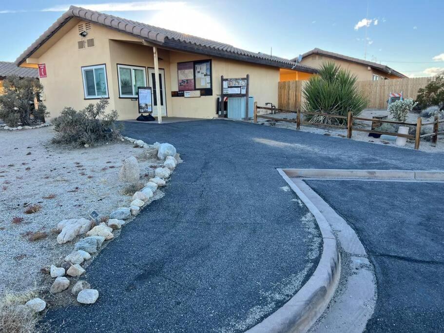 Joshua Tree National Park - Cozy Palms Getaway Appartement Twentynine Palms Buitenkant foto